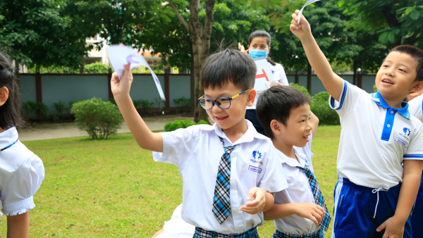 CÙNG VUI HỌC TIẾNG ANH NGOÀI TRỜI VỚI CÁC BẠN NHỎ KHỐI 1