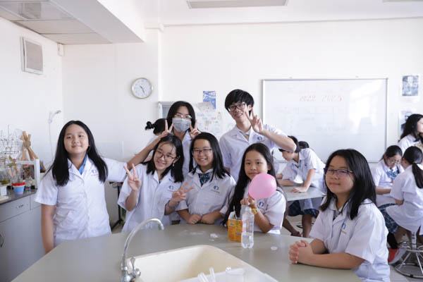 HỌC SINH KHỐI 5 VSTARSCHOOL TRẢI NGHIỆM MÔN HÓA HỌC